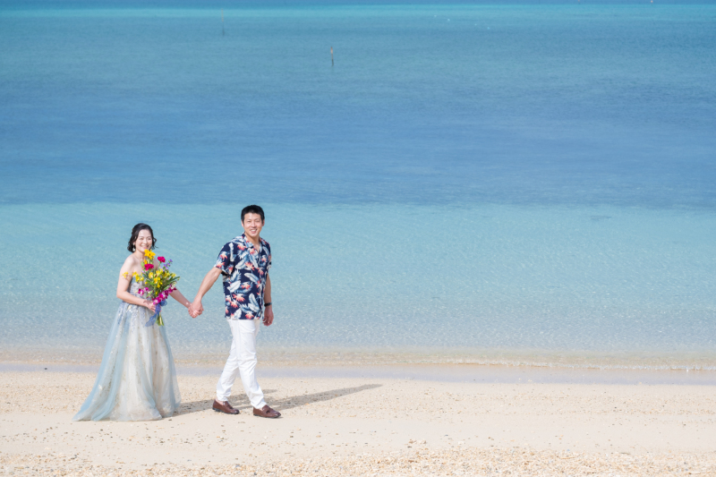 手作りの生花ブーケと一緒に、美しいビーチをお散歩