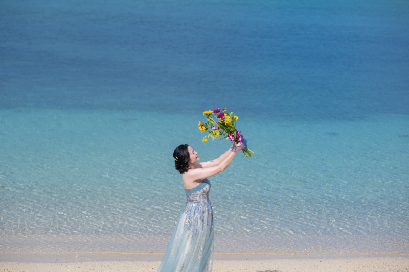 手作りブーケを活かした新婦様のソロショット