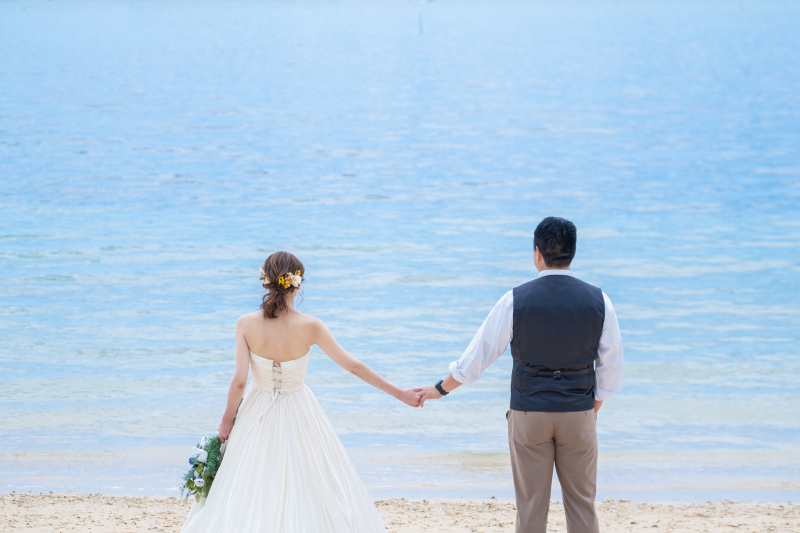 海を眺めながらフォトウェディング