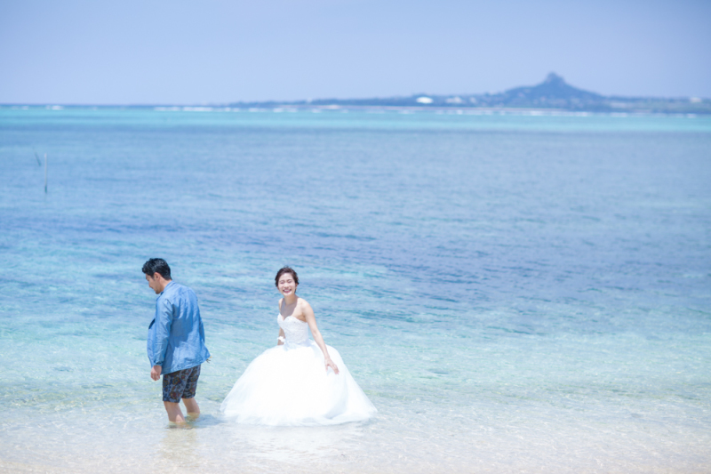 ドレスのまま海へ