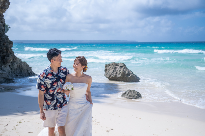 次は岩場があるビーチへ