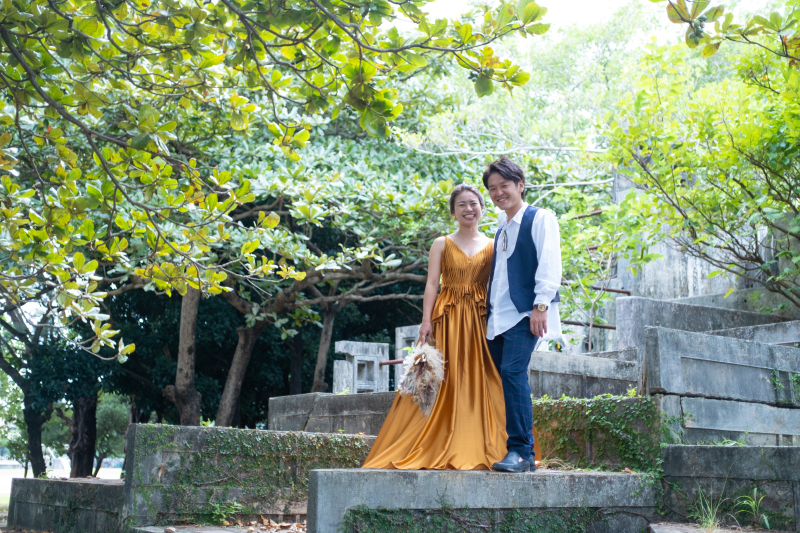 緑に映えるテラコッタのドレス