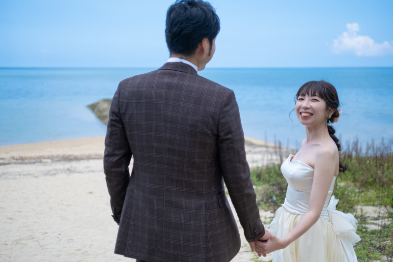 青い海を目の前に