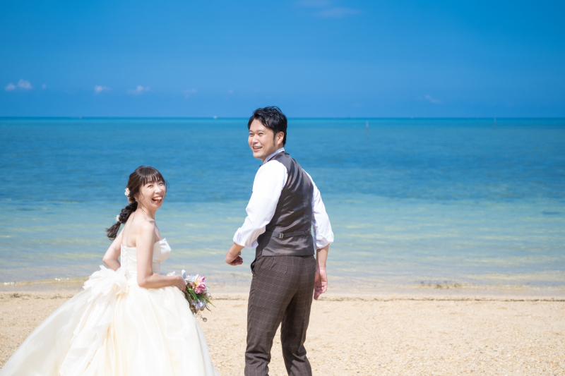 青い海の沖縄フォトウエディング