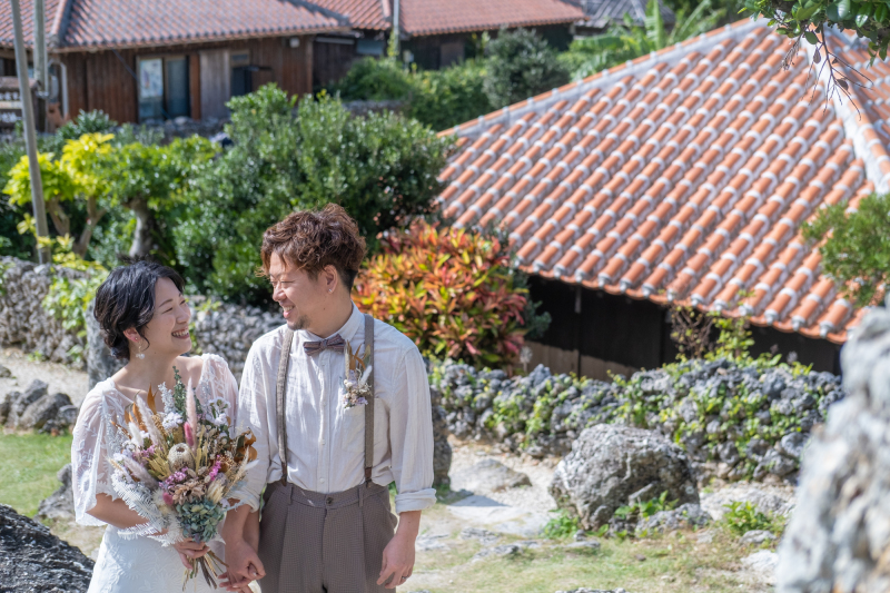 赤瓦をバックに