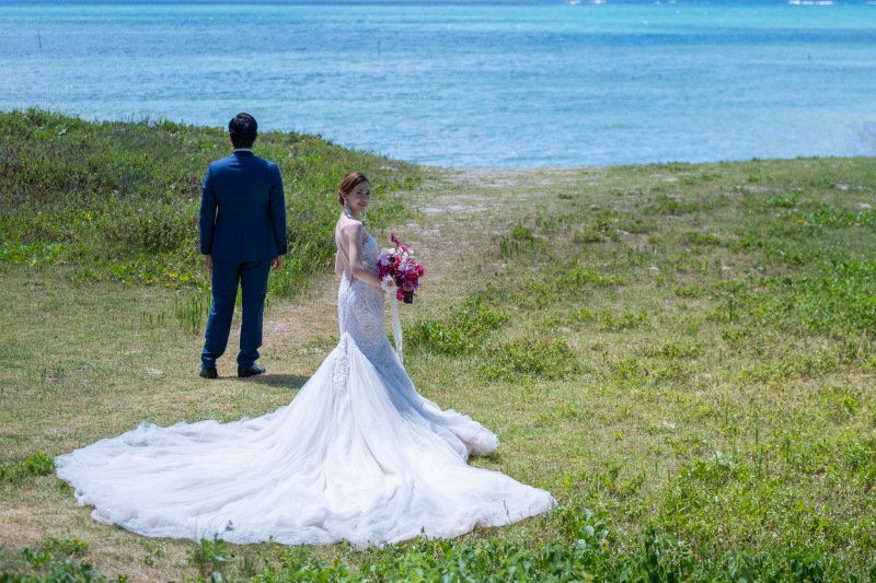 真っ白なウェディングドレスが映えています♪