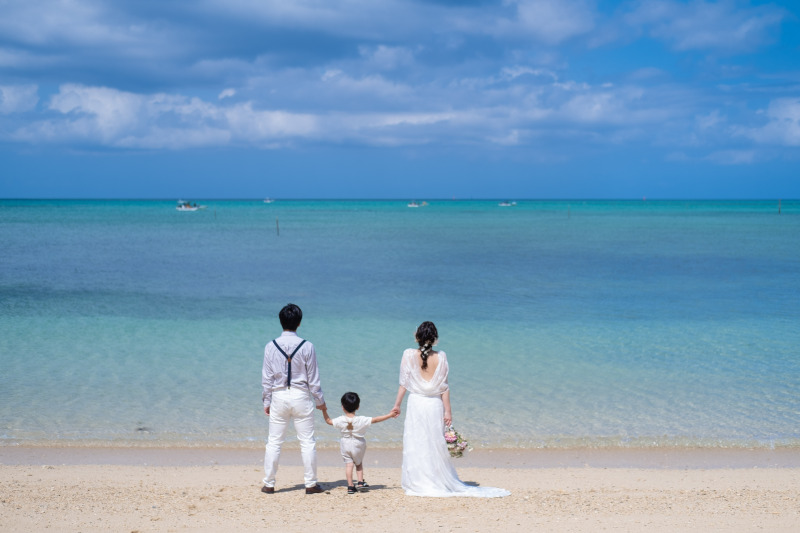 沖縄のビーチでフォトウェディング