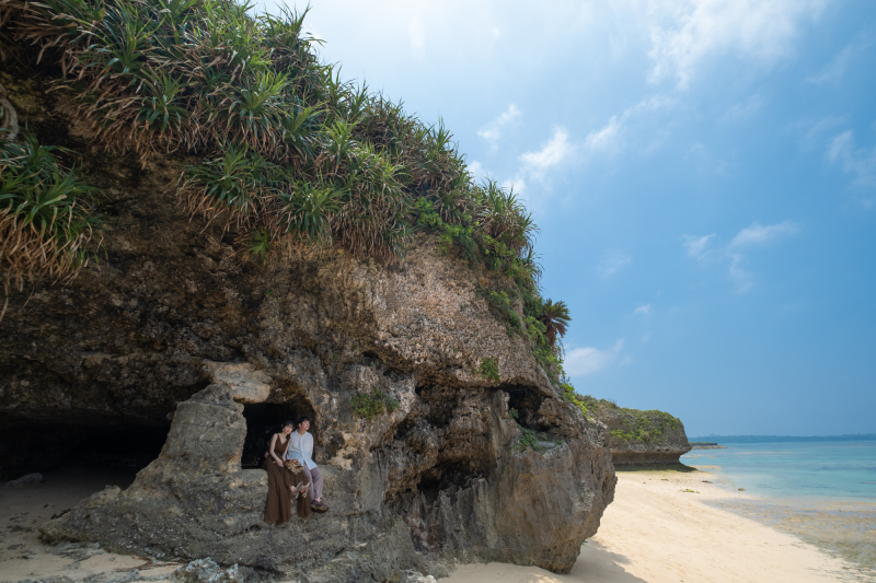 洞窟の窓に腰かけて…