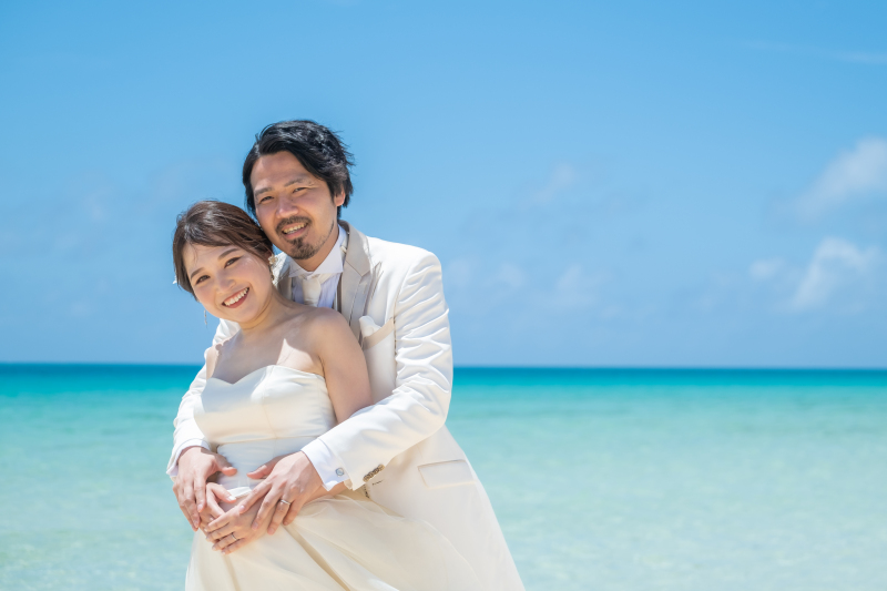 笑顔溢れるバックハグショット