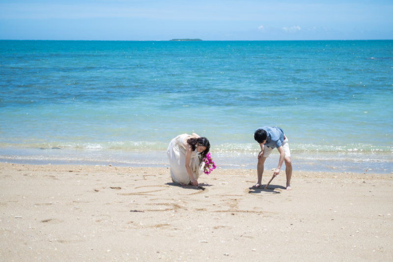 おふたりで砂浜にお絵描き♪