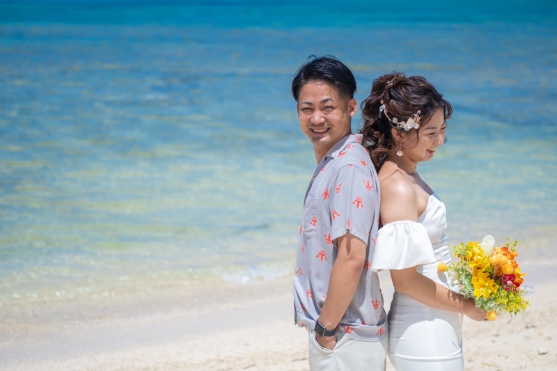 背中を合わせて…