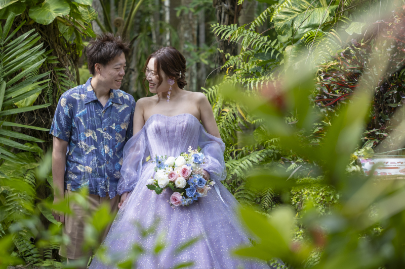 お似合いのパープルのウェディングドレス