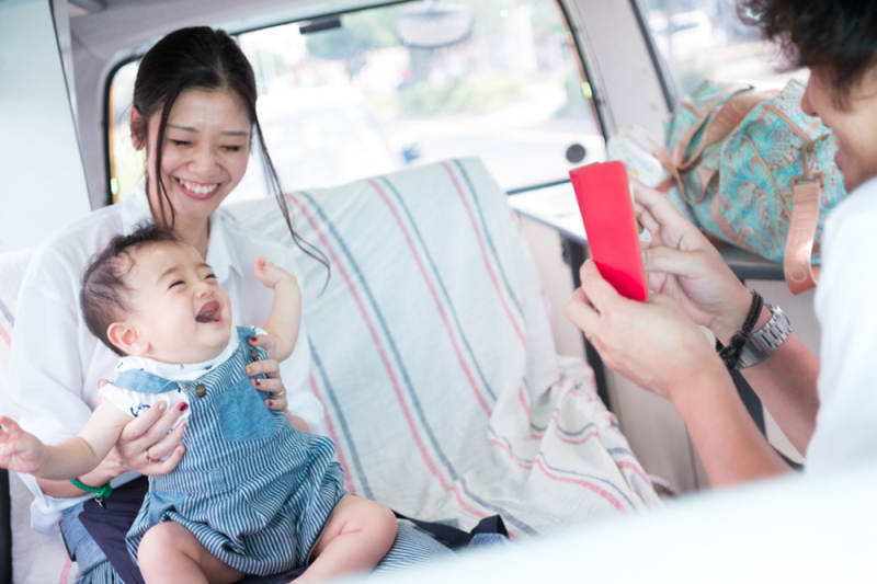 ロケ車のなかで
