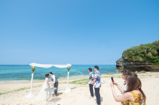 キラキラ光る波打ち際で、カジュアルな結婚式♪