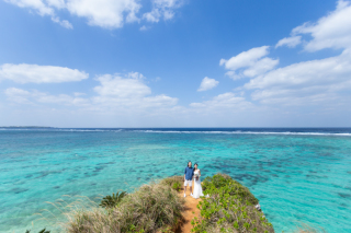 沖縄北西部の人影の少ないビーチでフォトウェディング