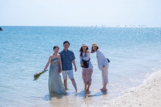 初めての場所で緊張してもご安心ください。明るくアットホームなスタジオで、ウェルカムモード全開でお迎えします。沖縄の大自然を背景に、硬くならず気軽に、撮影の合間も一緒に楽しみましょう！