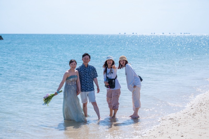 初めての場所で緊張してもご安心ください。明るくアットホームなスタジオで、ウェルカムモード全開でお迎えします。沖縄の大自然を背景に、硬くならず気軽に、撮影の合間も一緒に楽しみましょう！