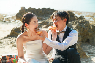 沖縄フォトウェディングはお昼を過ぎることもあるので、お腹が空いたら食事しながら撮影を進めることも多々あります。フォトウェディングと旅の交わる瞬間こそ、沖縄でのフォトウェディングの醍醐味だと感じます。