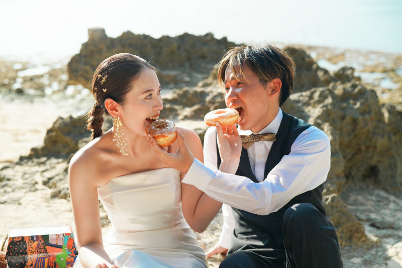 沖縄フォトウェディングはお昼を過ぎることもあるので、お腹が空いたら食事しながら撮影を進めることも多々あります。フォトウェディングと旅の交わる瞬間こそ、沖縄でのフォトウェディングの醍醐味だと感じます。