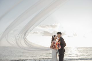 沖縄フォトウェディングでよくリクエストいただくウェディングフォト。この日はサンセットシーンで撮影しました。アテンドスタッフとお客様と協力して作り上げるウェディングフォトにとても魅力を感じます。