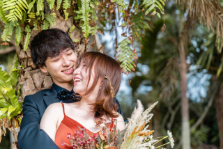 沖縄フォトウェディングで海はもう当たり前ですよね。間接的に植物に囲まれるシーンなどを盛り込むとバリエーションが増え、抑揚の効いたウェディングムービーに仕上がりいます。