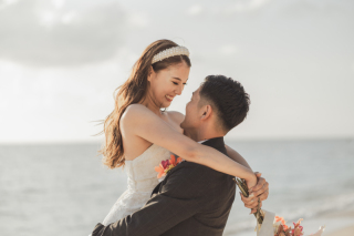 沖縄フォトウェディングでは青い海での撮影をイメージしますよね。でもサンセットのフォトウェディングも本当に素敵です。暖かなオレンジ色の光は、二人を優しく照らしてくれて僕もうっとりしながら撮影しています。