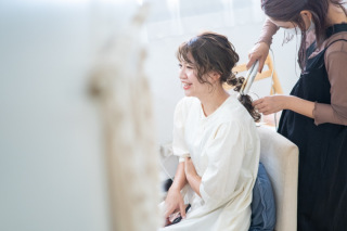 新婦様の好みをお伺いし、ヘアセットもアレンジを加えます♪メイクやヘアスタイルは流行りの流れがはやいので、常に勉強し成長し続けることを目標にしています。