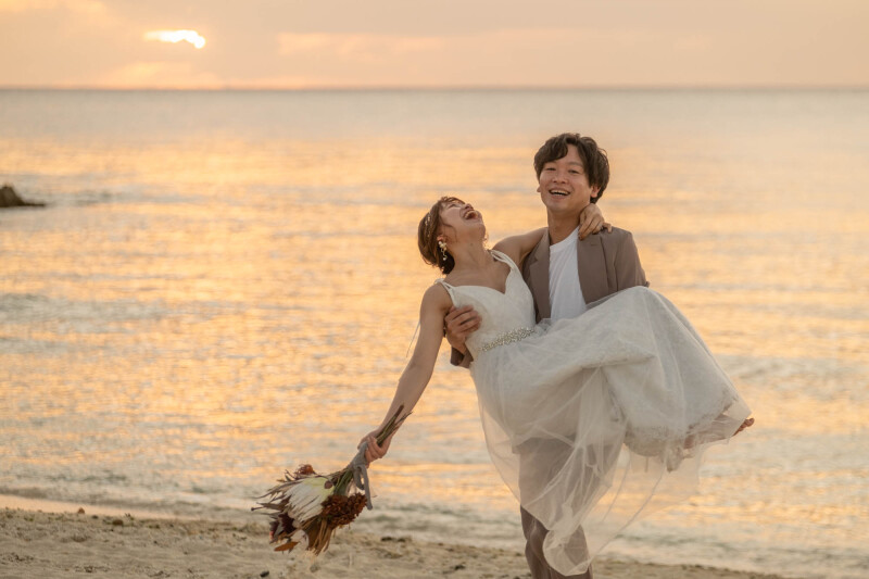 ロケーションを存分に感じることができる写真も大切ですが、一番大事なものは、おふたりの表情。その自然な表情がはっきりとわかる写真もバランス良く撮影しています。