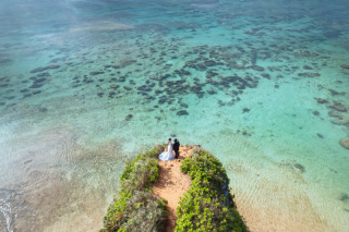 ここは恩納村にあるザネー浜。やはり沖縄フォトウェディングの定番ロケ地となっただけあって、ドローン映えもピカイチ！