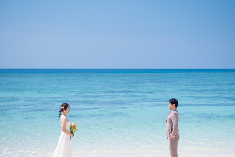 【サンセットオプション付き・ヘアチェンジ無料】沖縄の海・森・夕景、合計撮影地3箇所を楽しむ贅沢な沖縄フォトウェディング