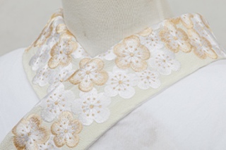 刺繍襟：クリーム・梅
