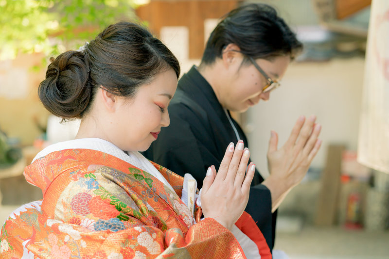 手を合わせる