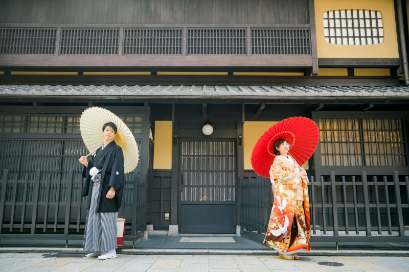 京町家をバックに