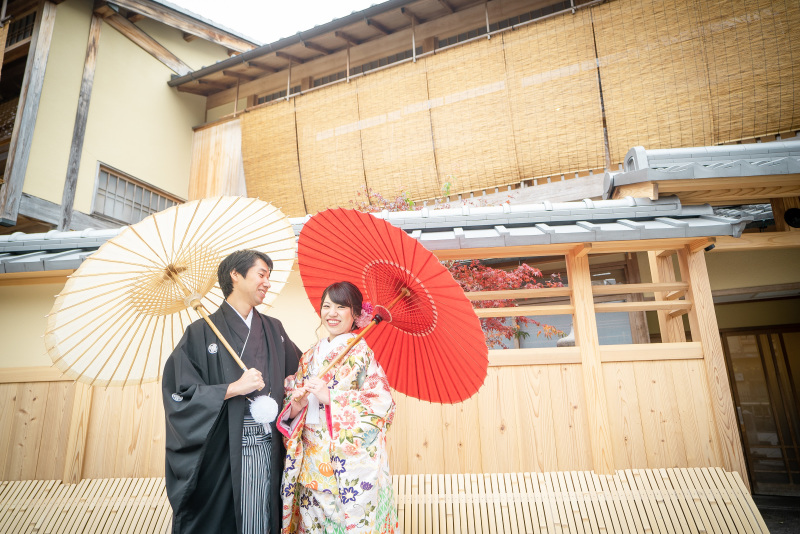 京町家をバックに