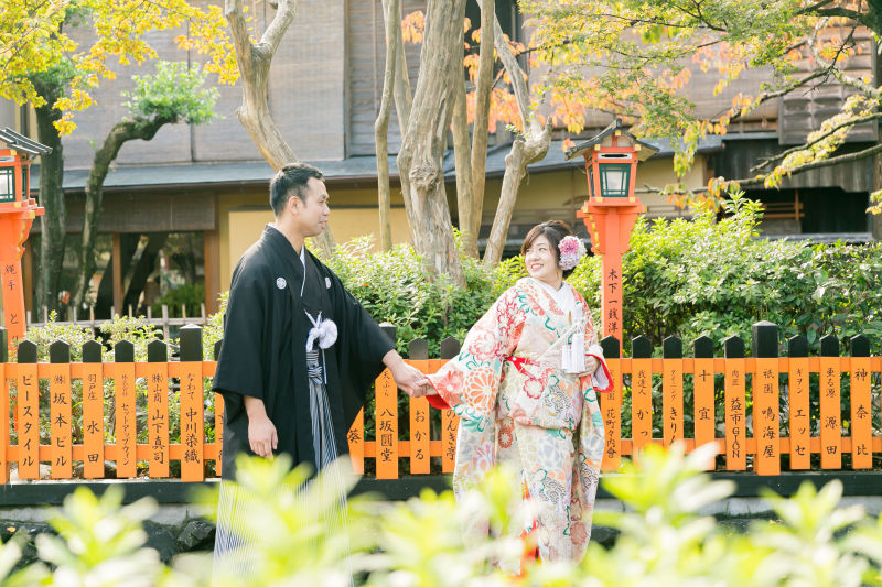 手をつないで。