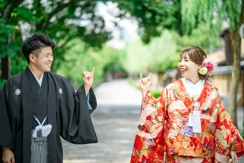 赤い糸でつながってる。