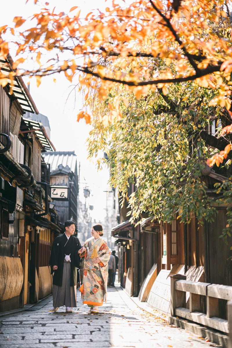 祇園らしい街並みと紅葉