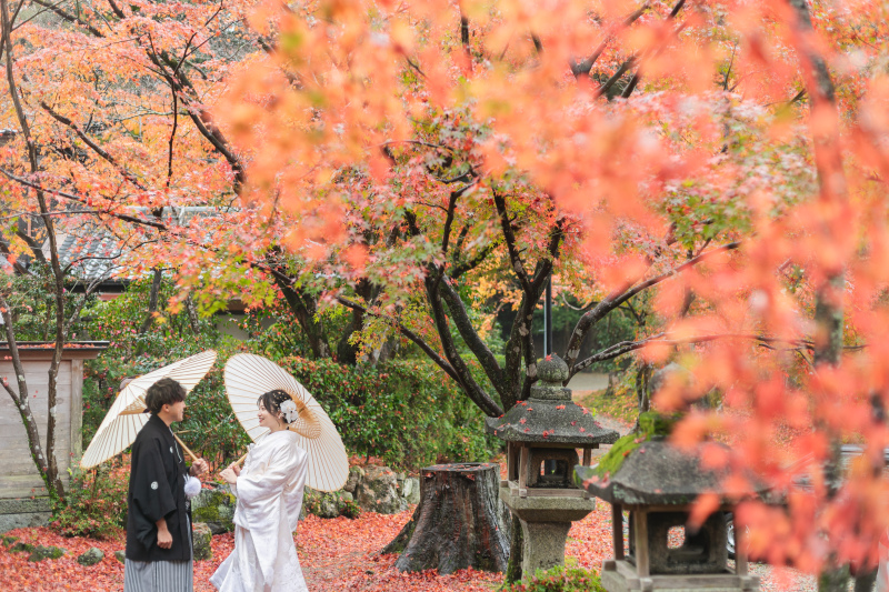 紅葉越しに覗くおふたりが絵になる一枚。