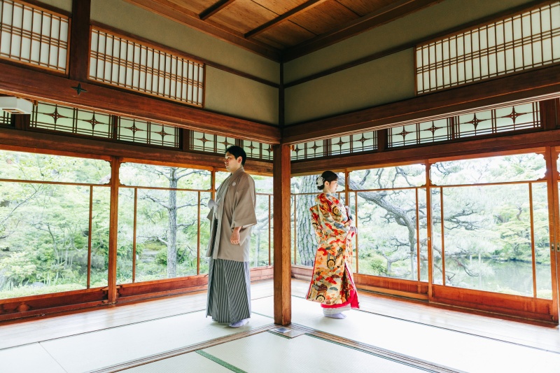 大きな窓から広がる庭園