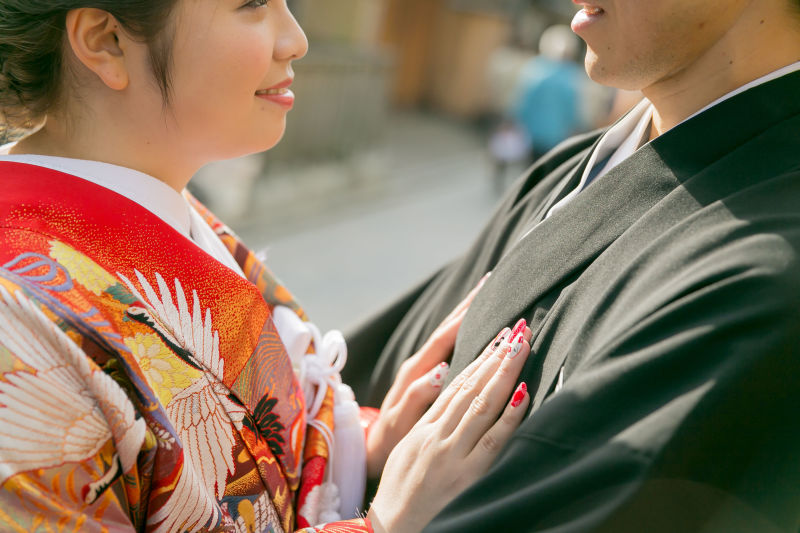 胸に手を