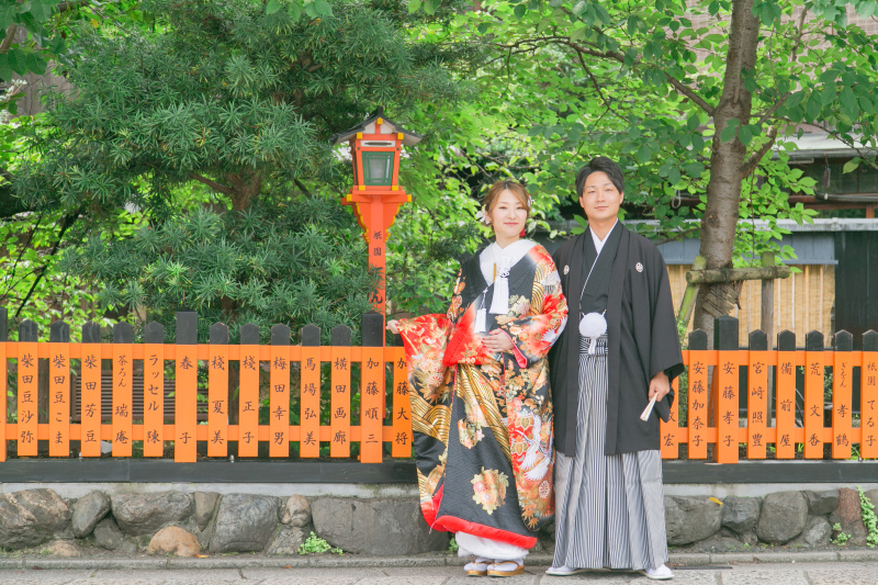 包み込む。