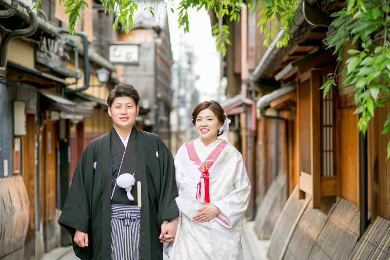 京町家を背に