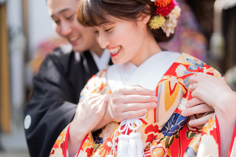 抱き寄せる