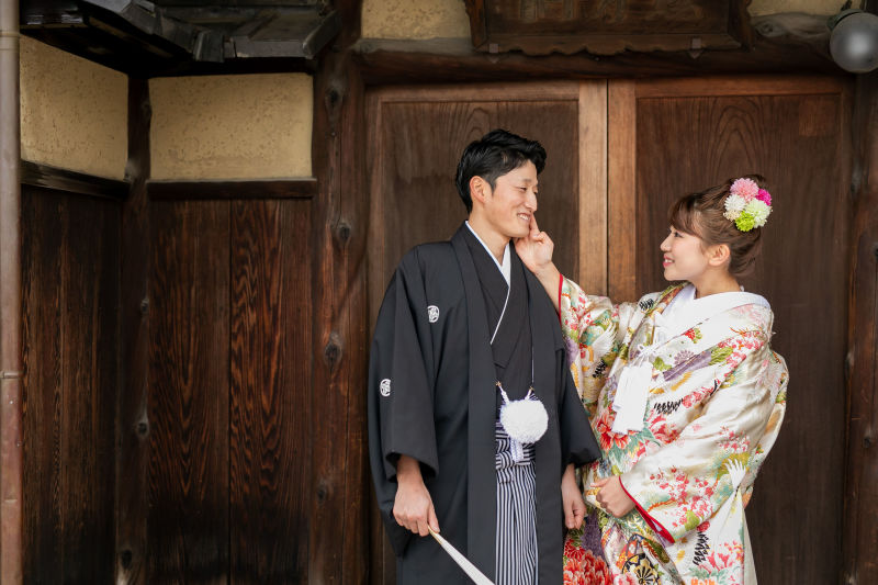 手を頬に