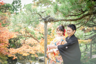 光が舞う紅葉の中で。和婚フォト
