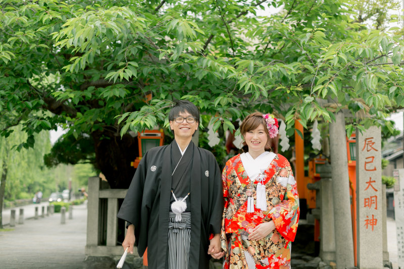 神社をバックに