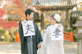 紅葉がおふたりの頬を染める♡紅葉和婚photo