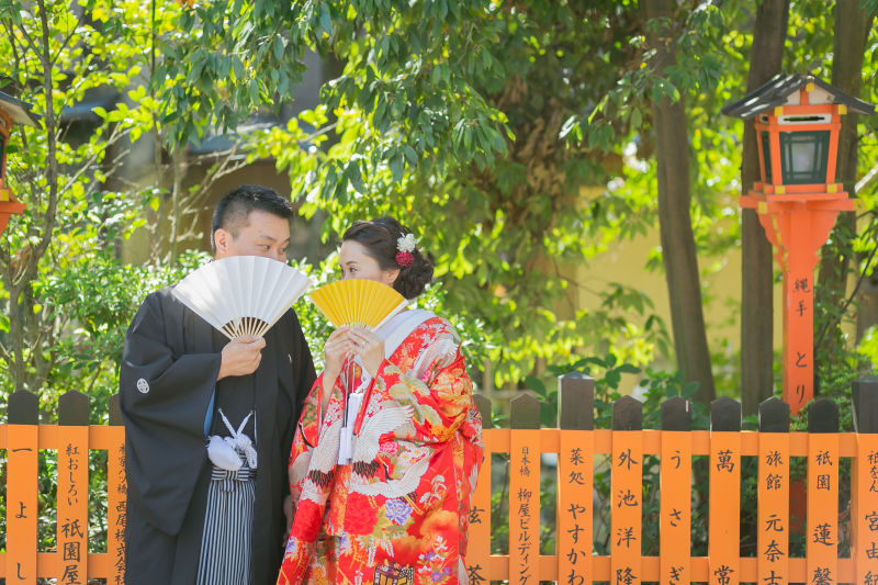 華やかに