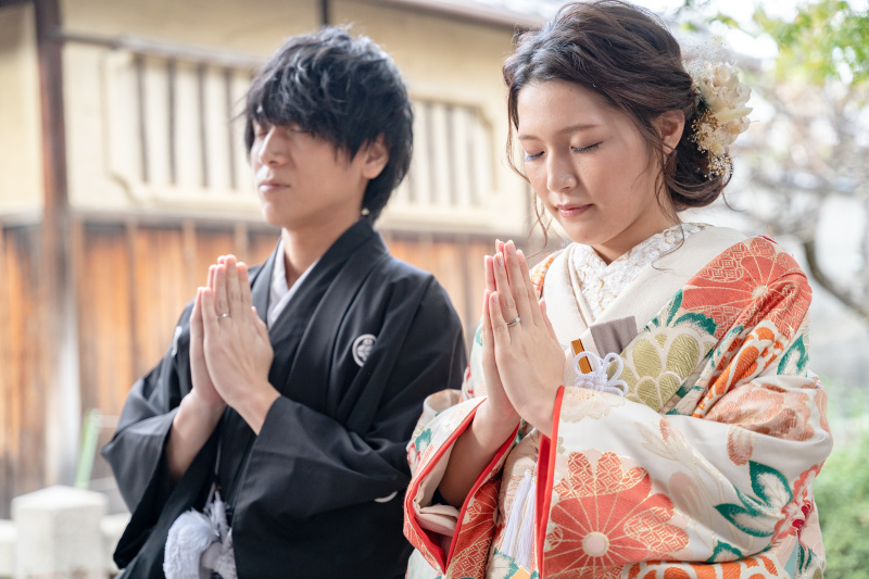 手を合わせる。