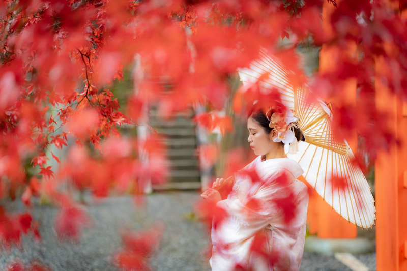 紅葉に包まれる白無垢姿